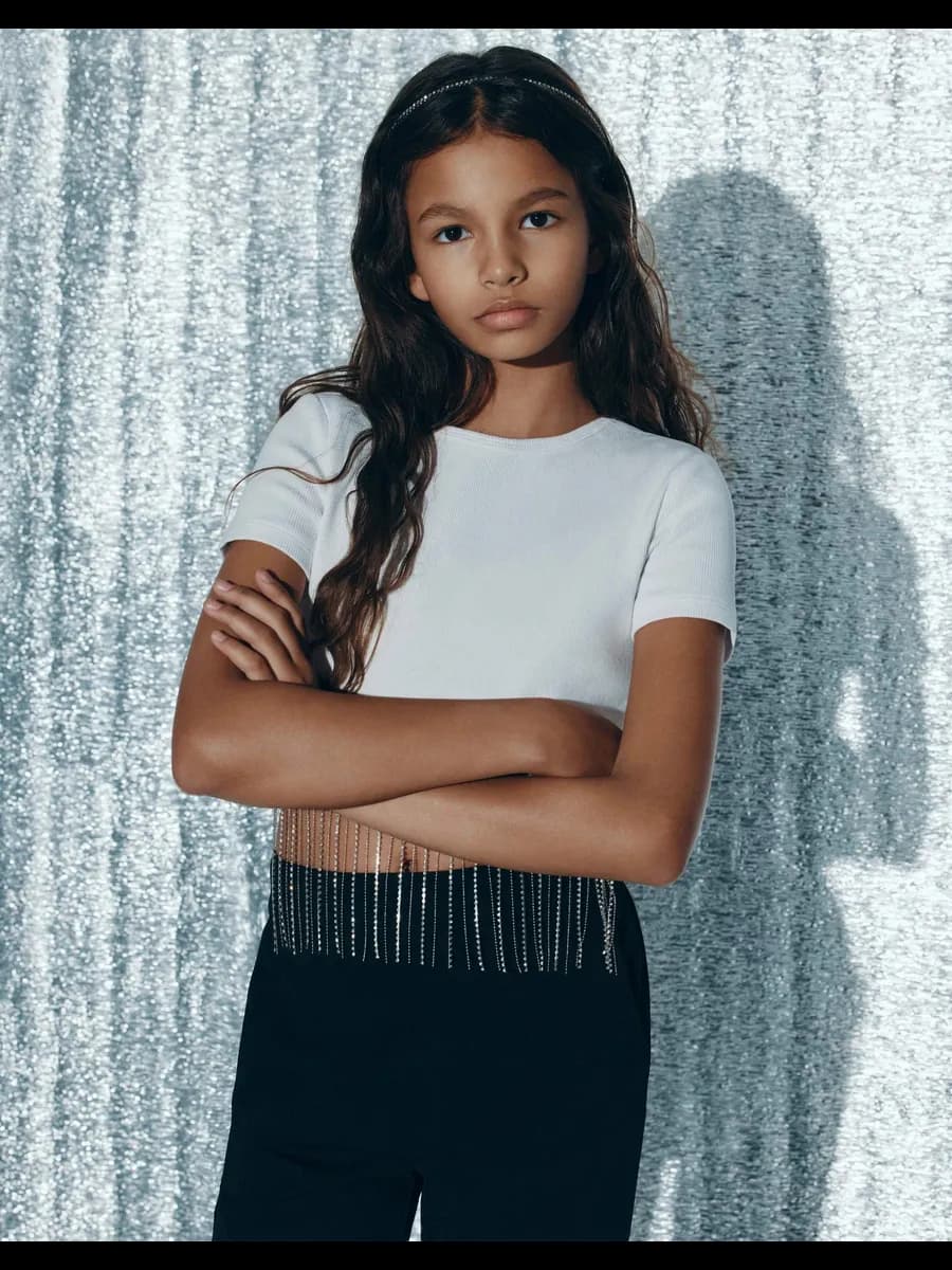 Белая футболка в рубчик с блестящими цепочками