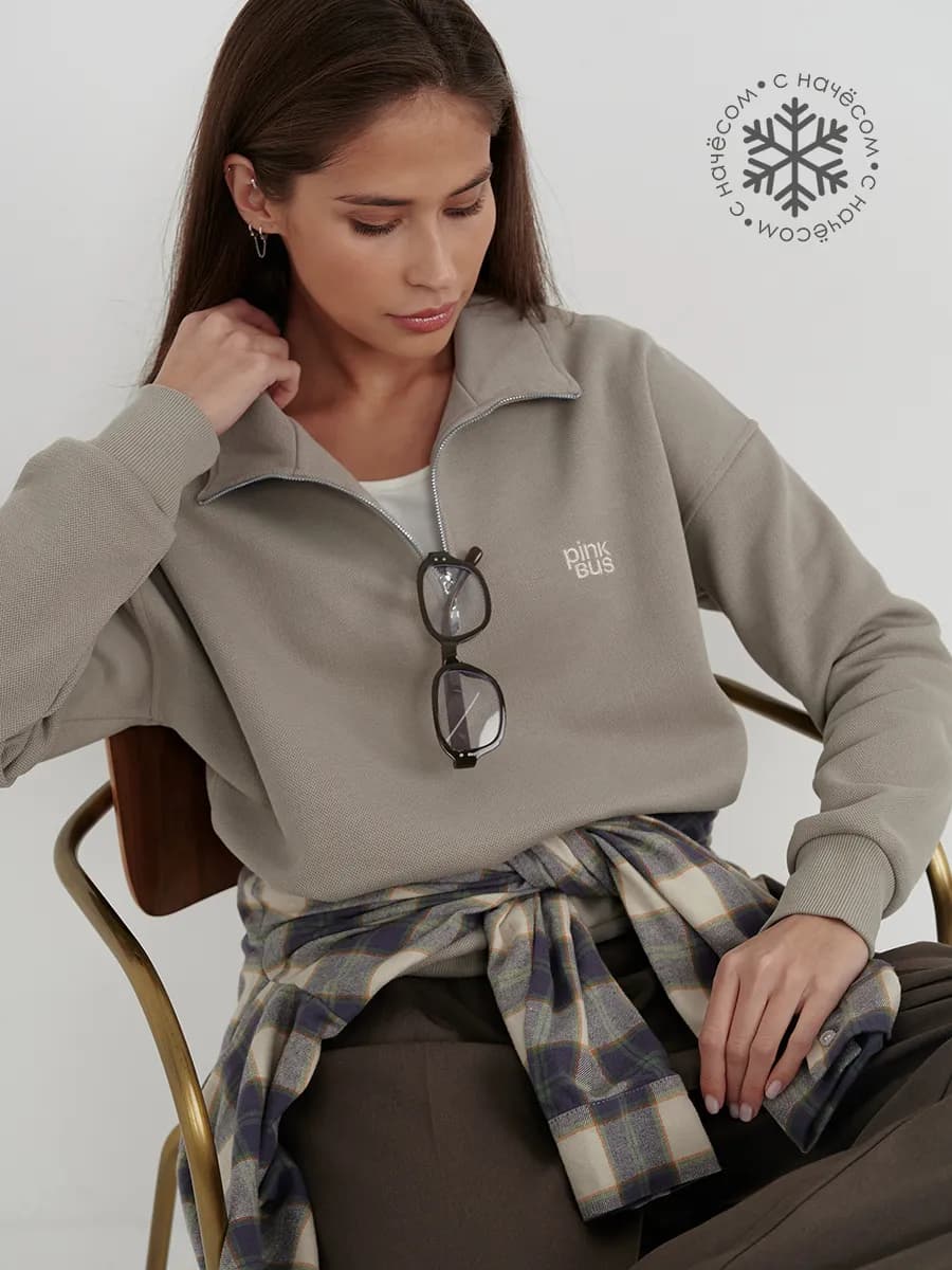 Свитшот с начесом на молнии полузамок с вышивкой