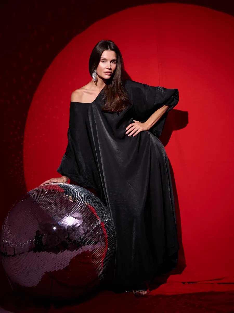 Платье новогоднее длинное оверсайз праздничное шелковое