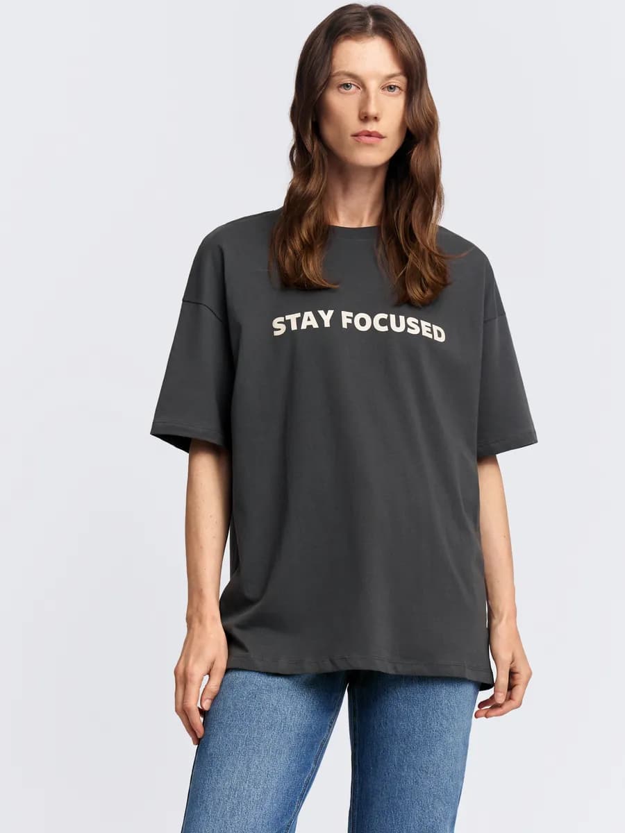 Женская футболка оверсайз с принтом - фото 1