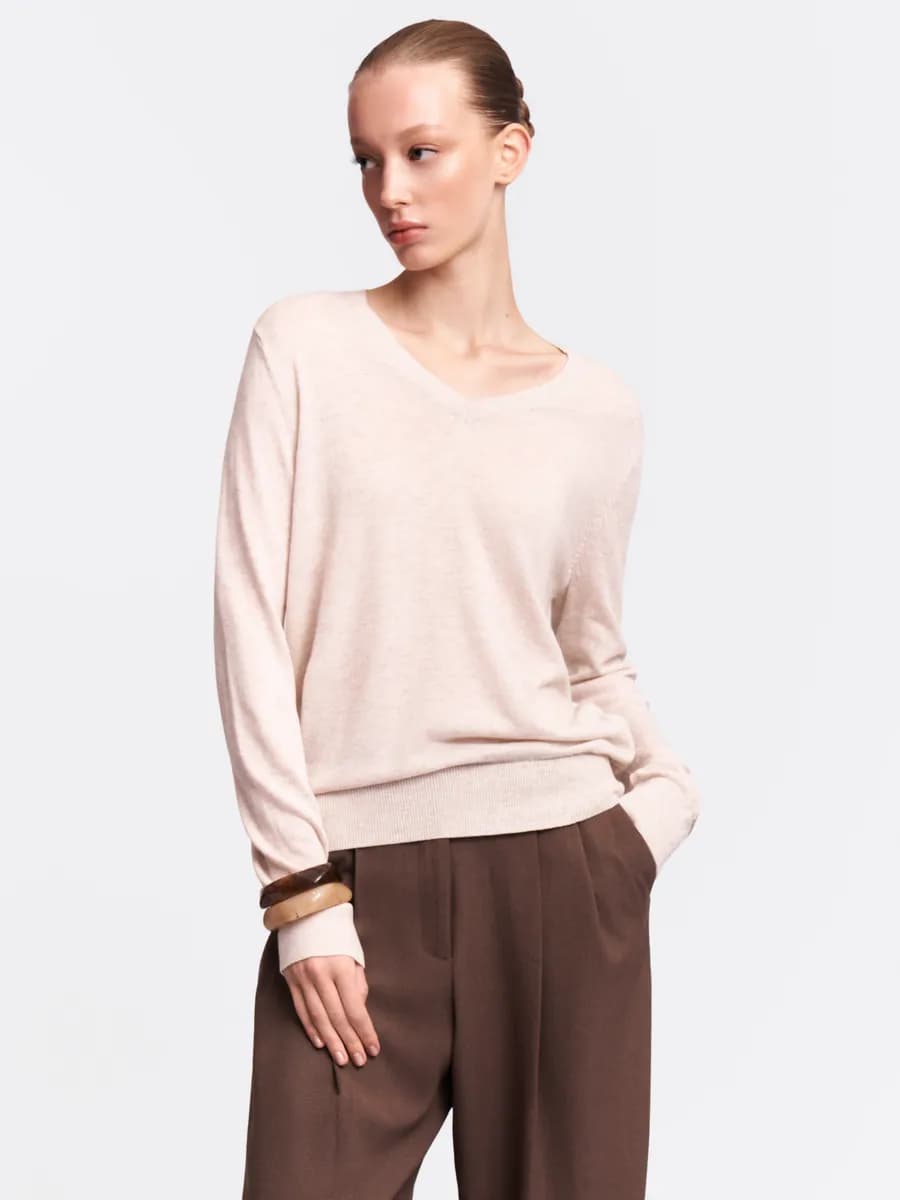 Трикотажный женский пуловер с вырезом