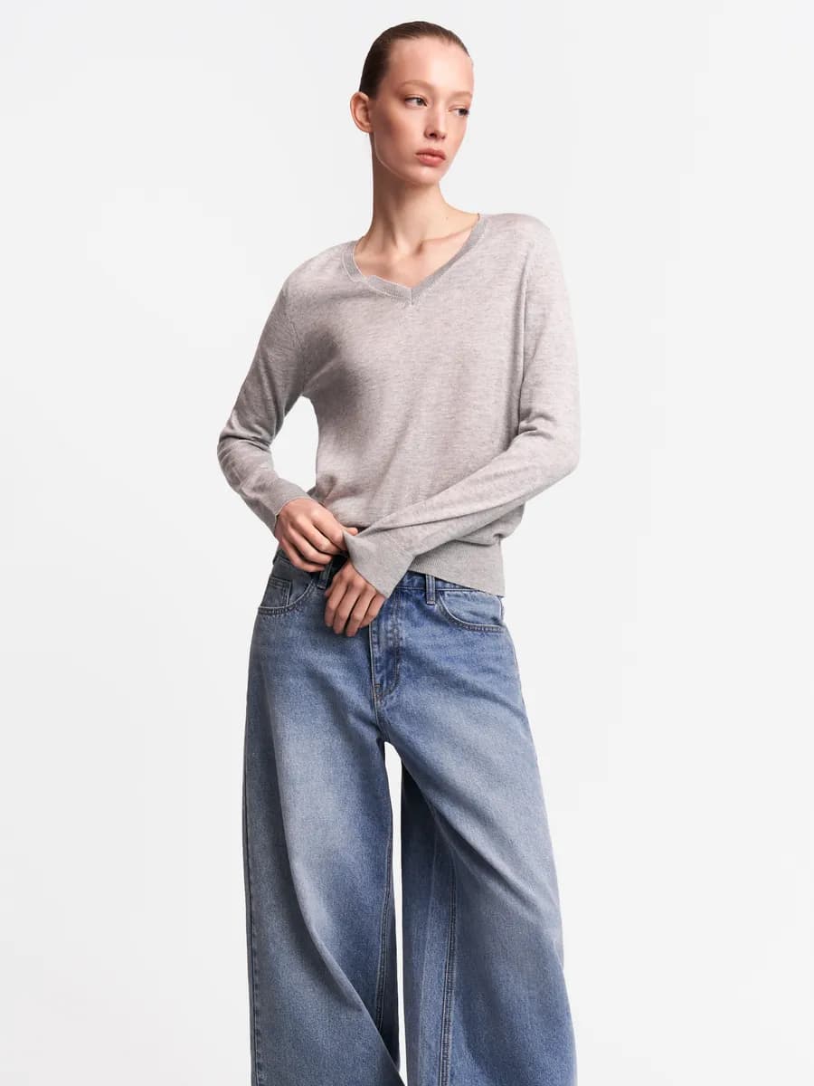 Трикотажный женский пуловер с вырезом