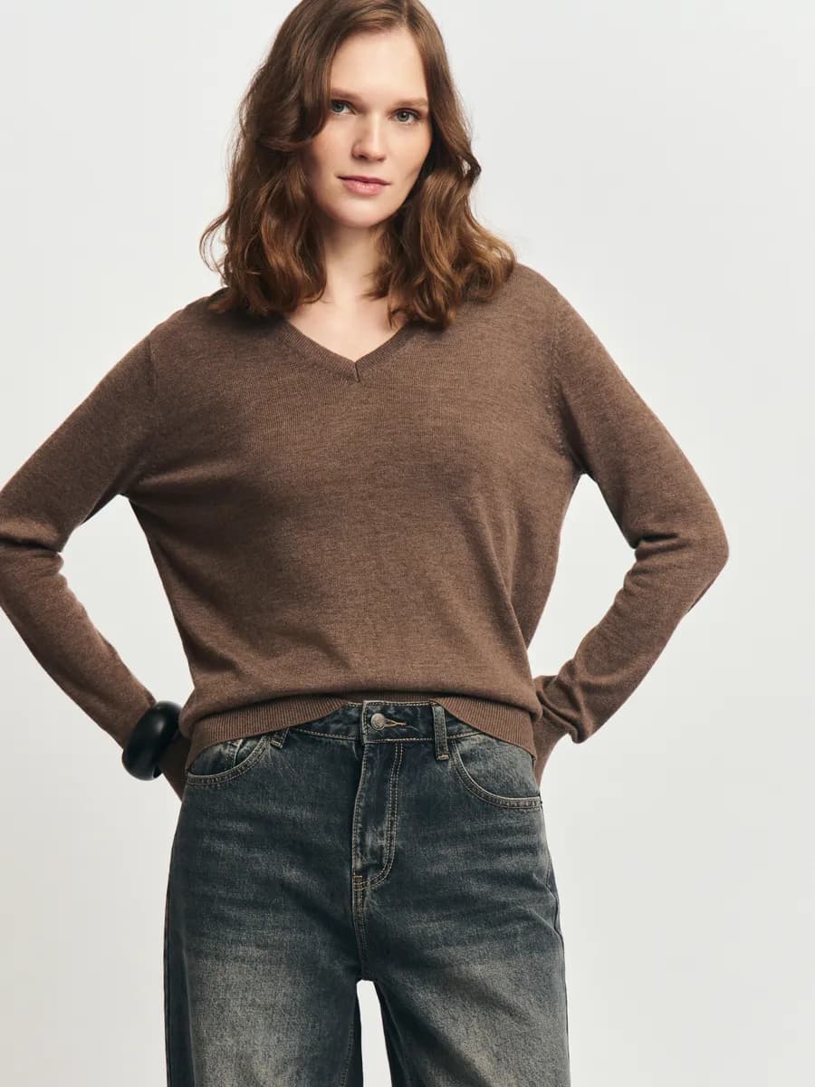 Трикотажный женский пуловер с вырезом - фото 1