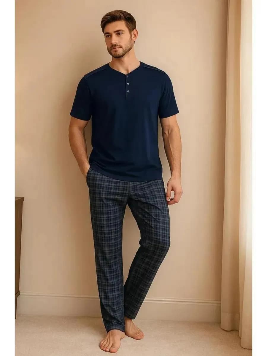 Пижама со штанами в клетку и футболкой