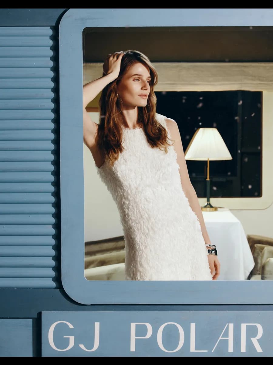 Платье молочное с перьями праздничное