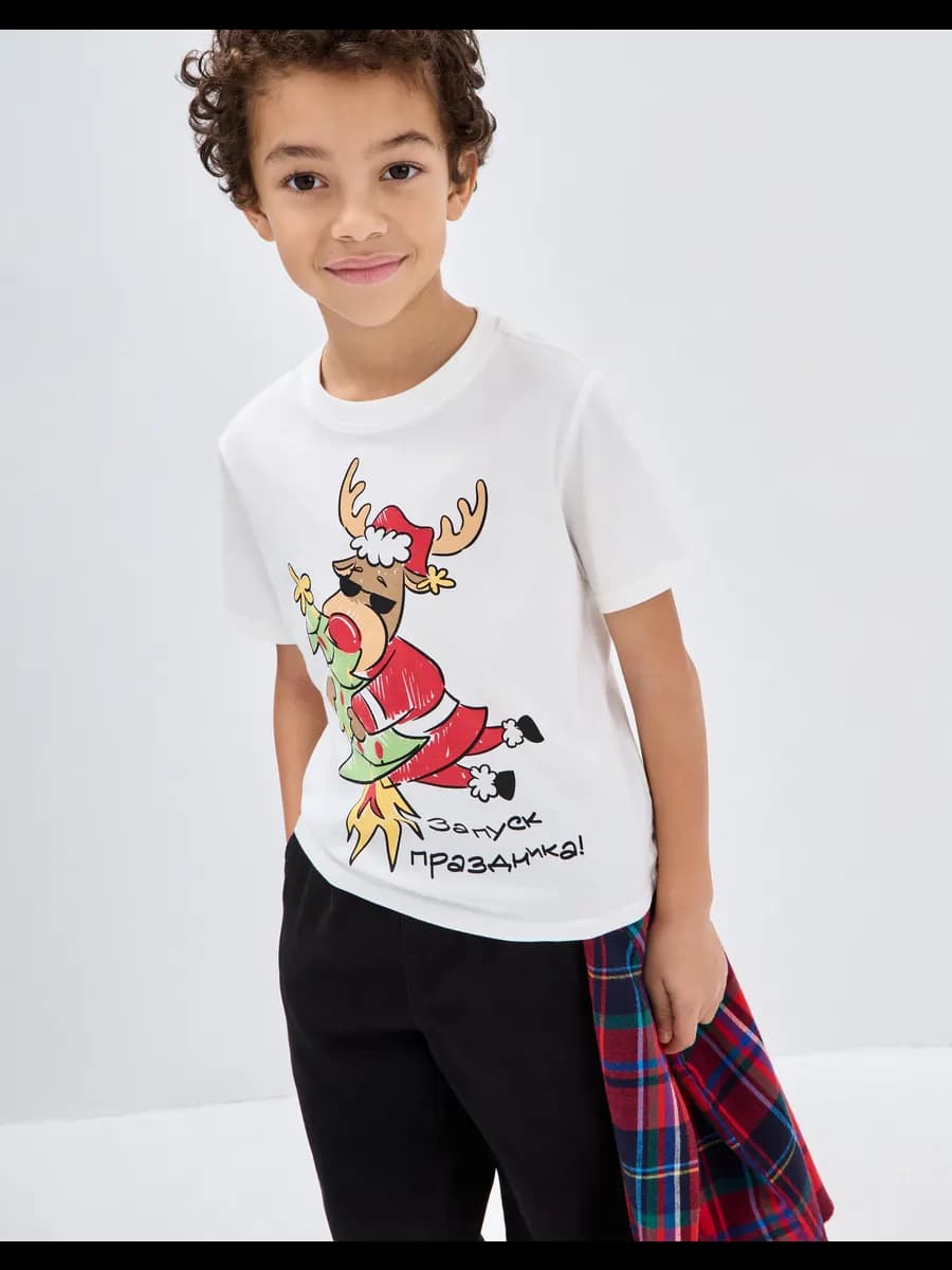 Молочная футболка с новогодним принтом