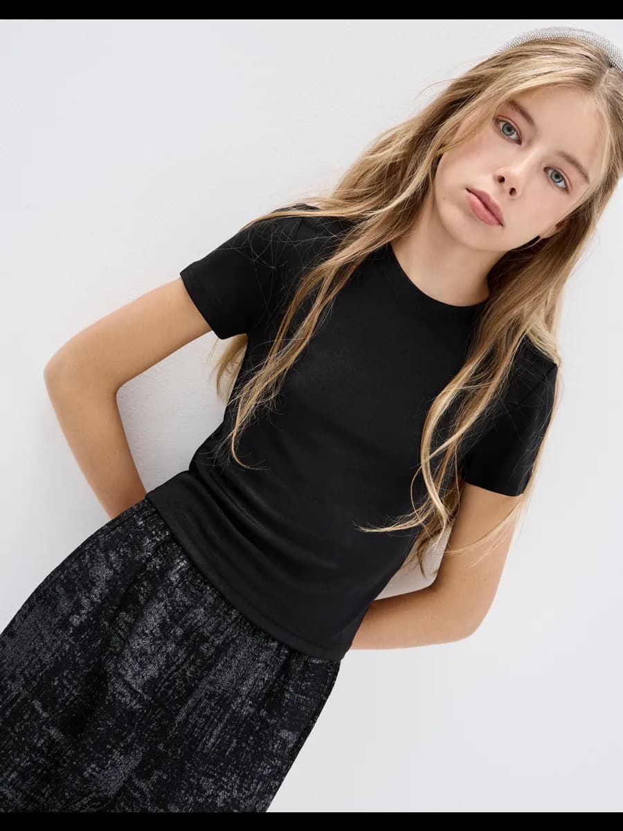 Чёрная футболка из блестящей ткани