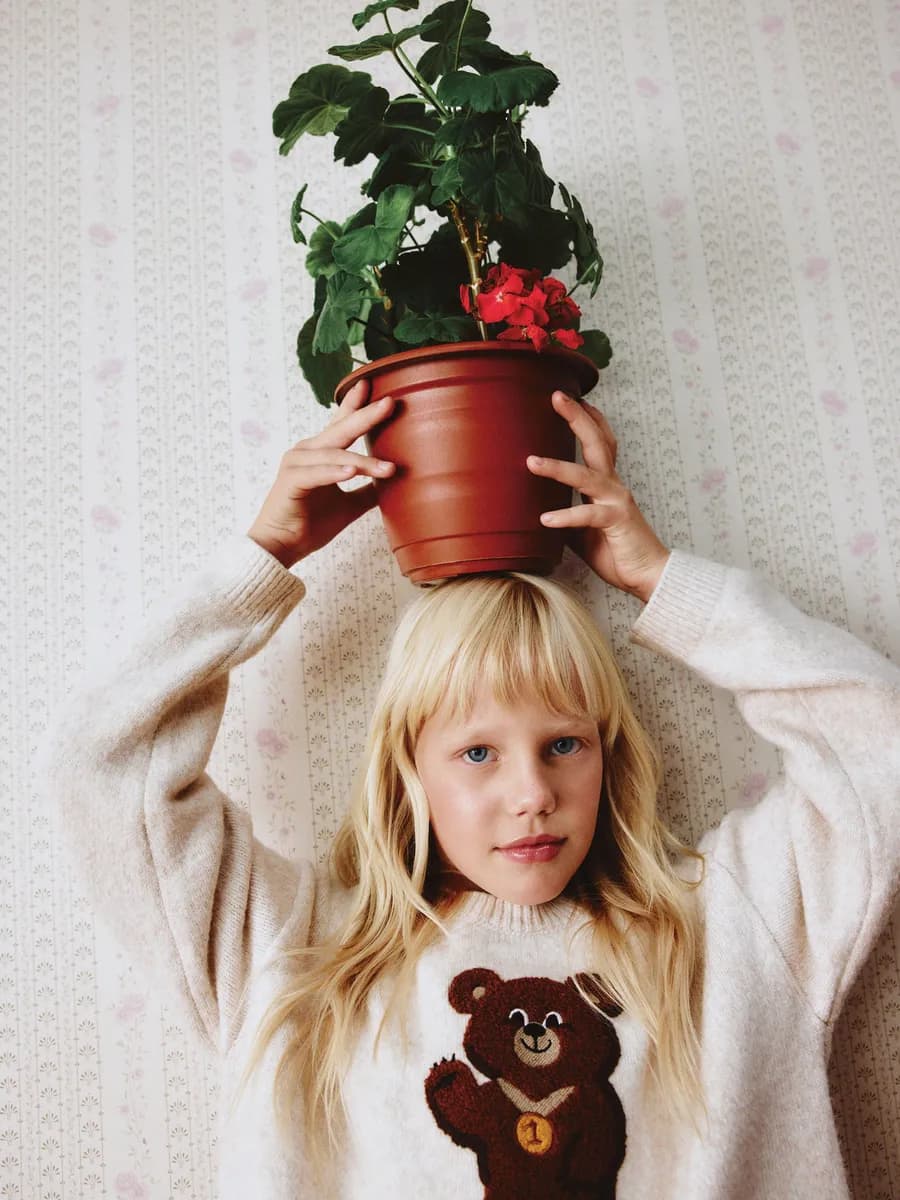 Вязаный джемпер короткий с объемной вышивкой