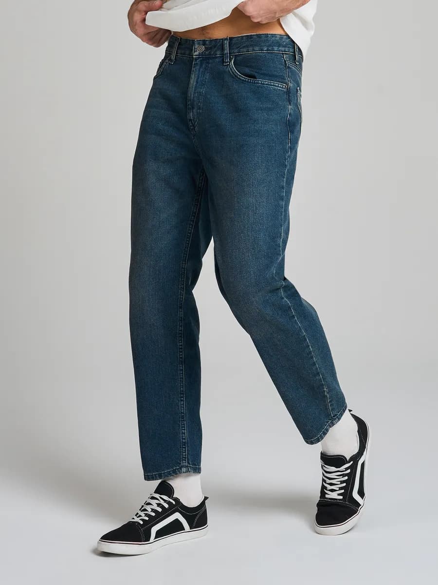 Зауженные джинсы с вареным эффектом