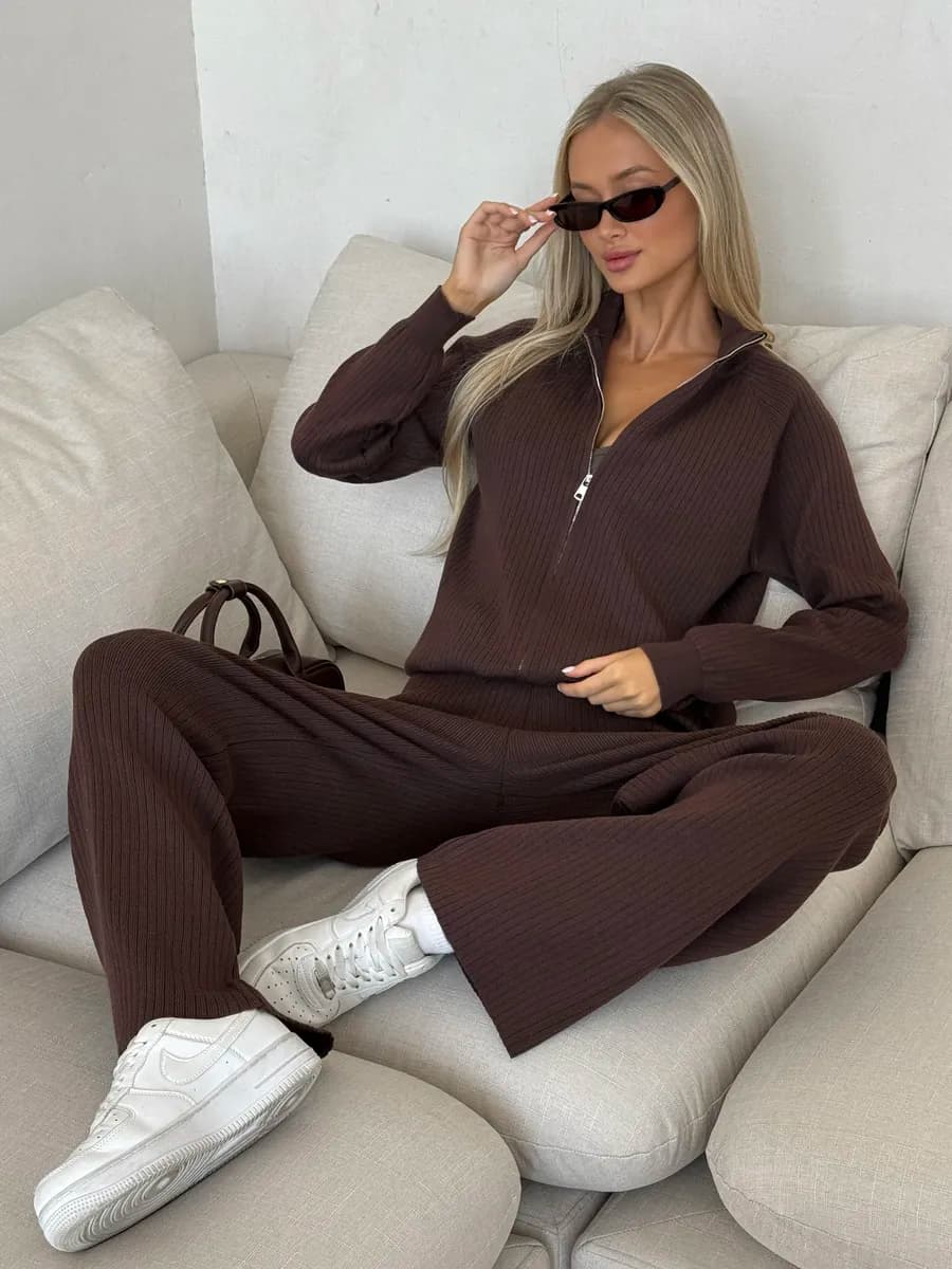 Вязаный костюм трикотажный с брюками