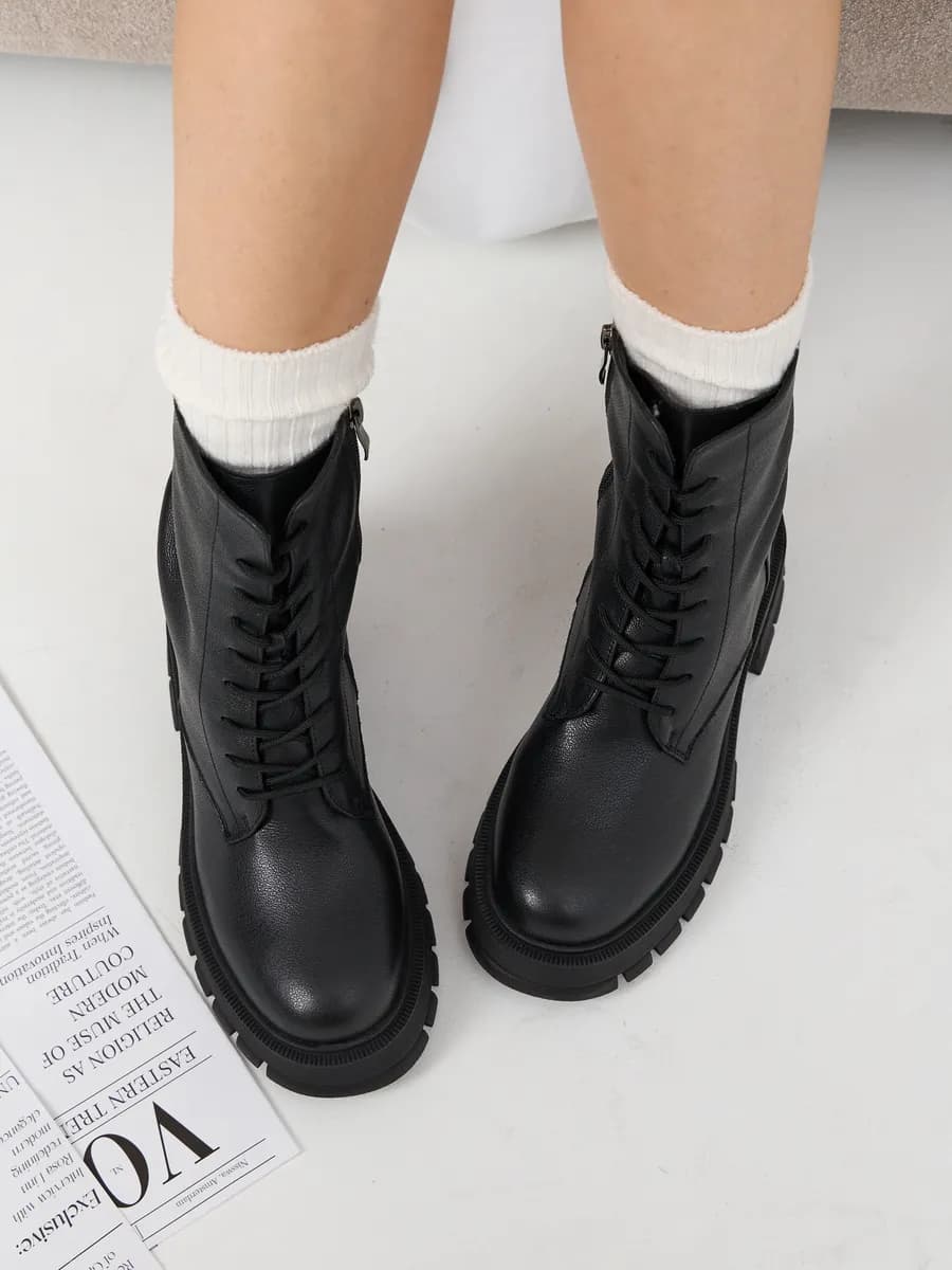 Ботинки женские демисезонные кожаные на шнурках - фото 1