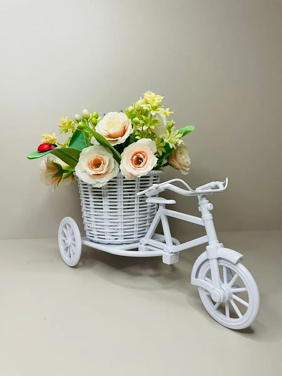 Искусственные цветы в горшке для декора