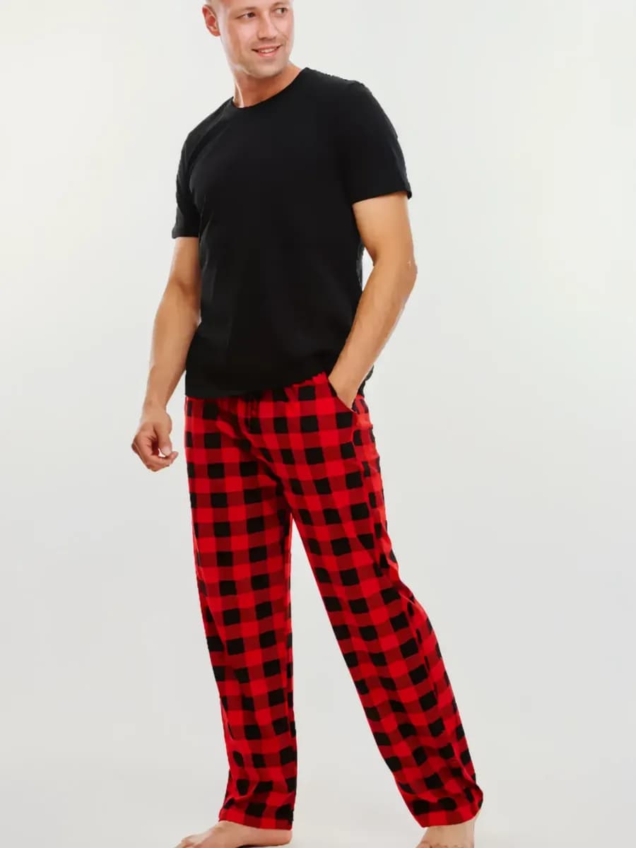 Пижама со штанами в клетку и футболкой