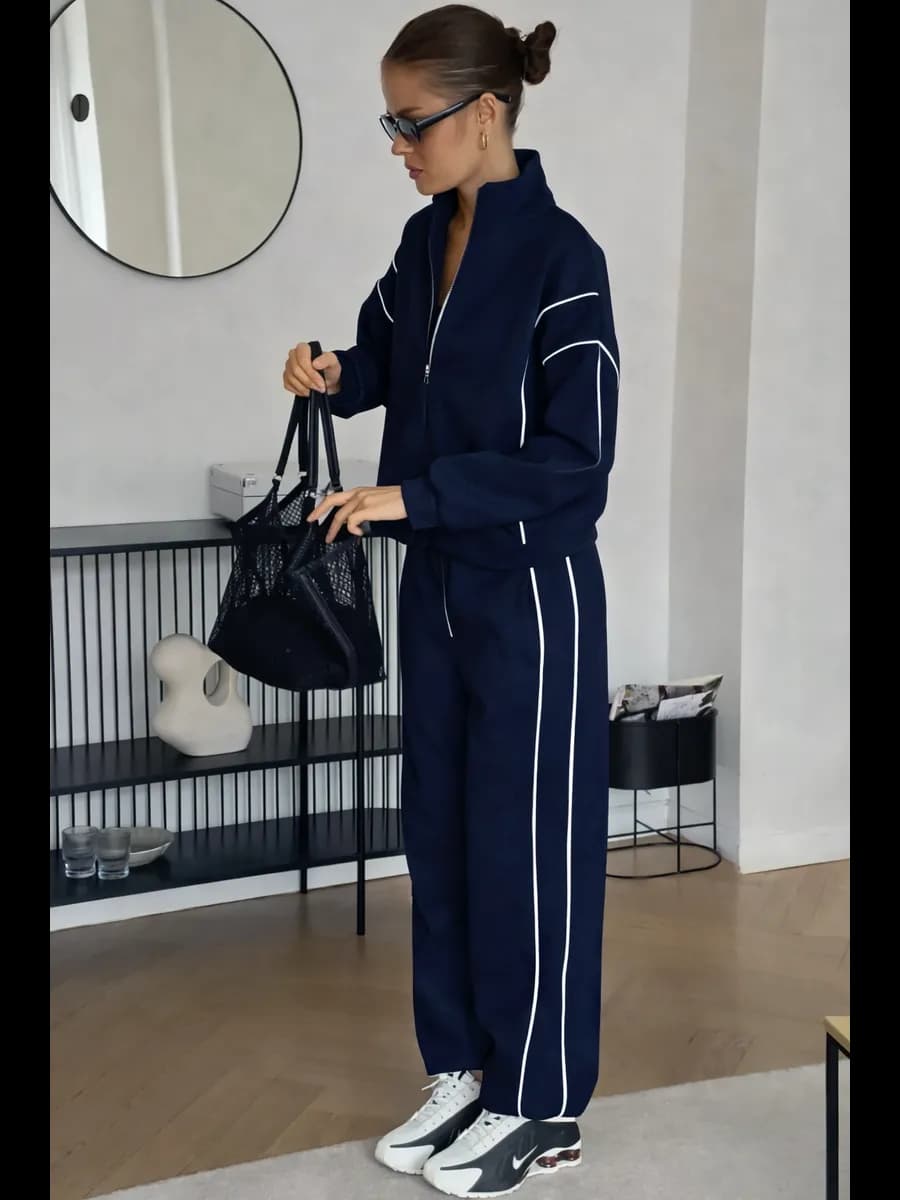 Костюм спортивный на молнии с лампасами