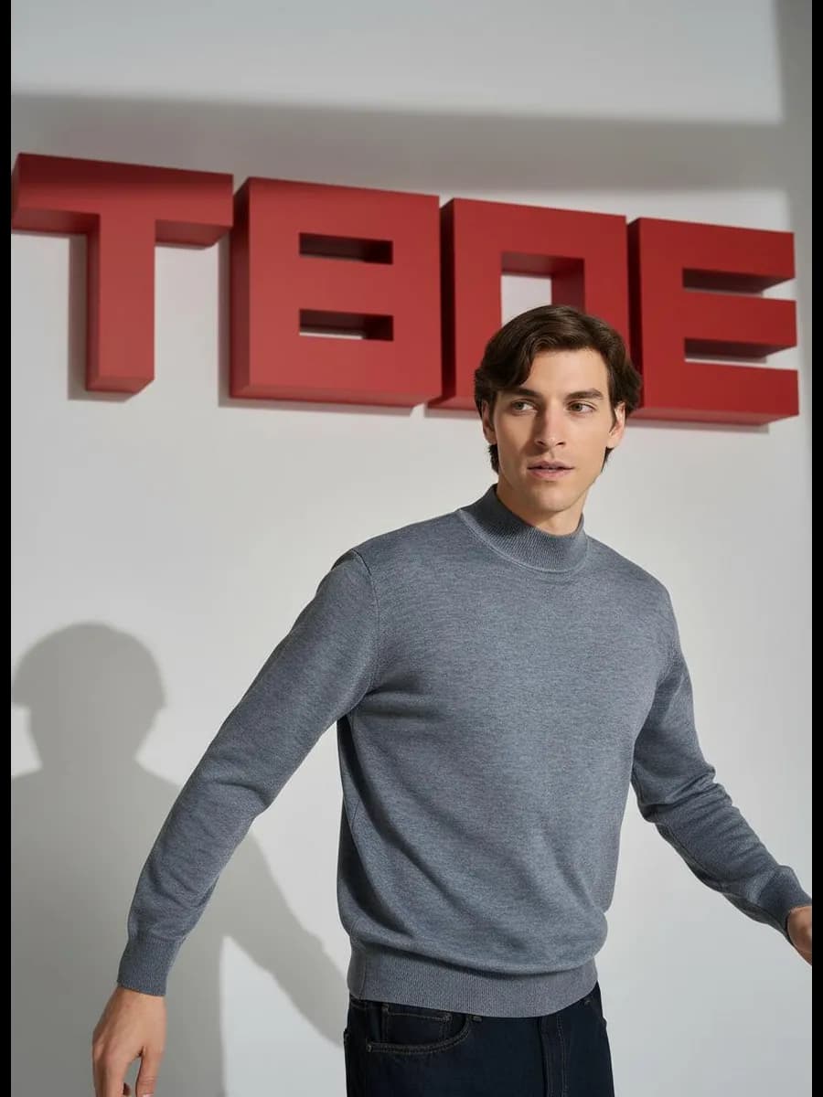 Свитер вязаный с высоким горлом