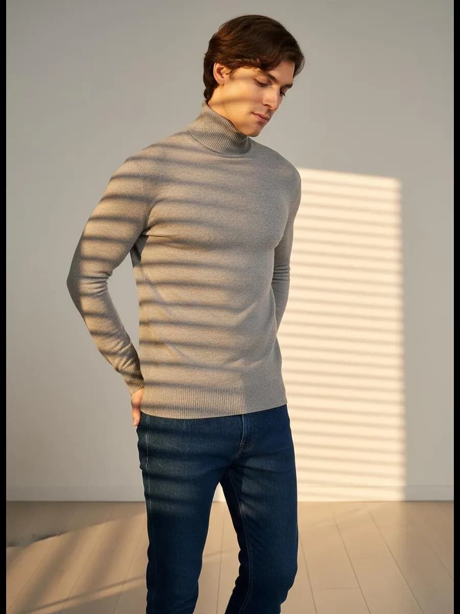 Свитер трикотажный с высоким горлом