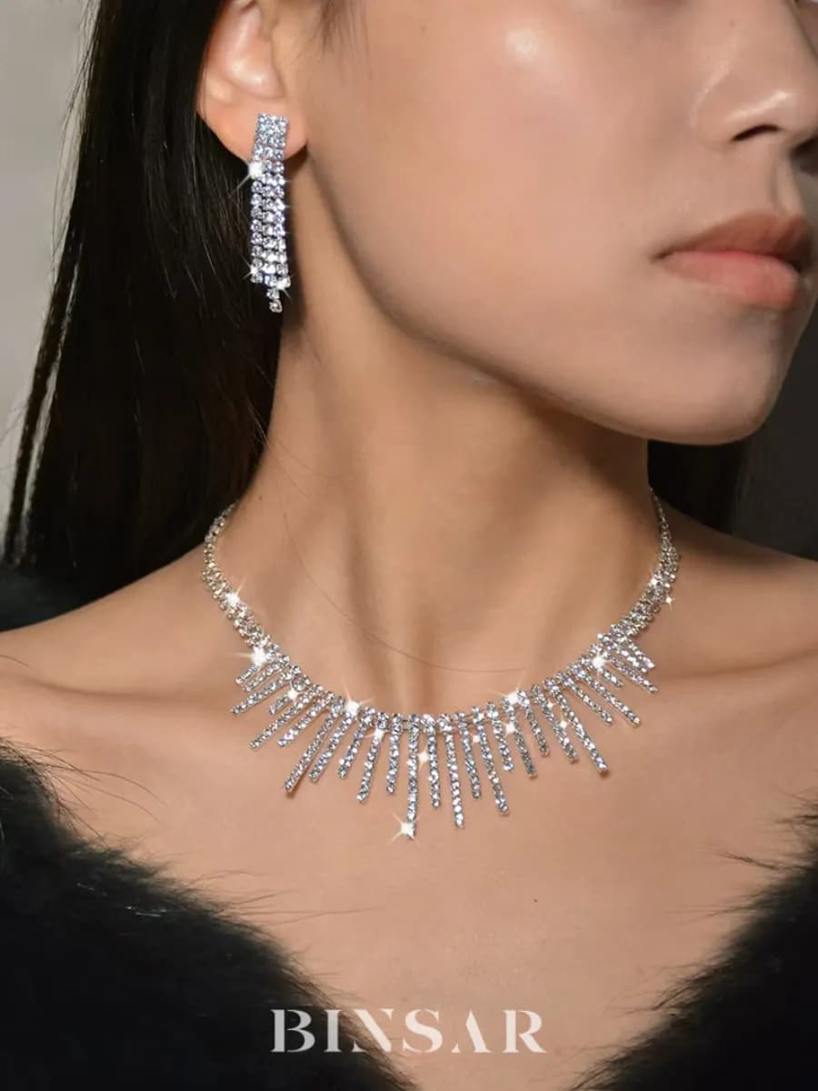 Набор колье и длинные серьги со стразами