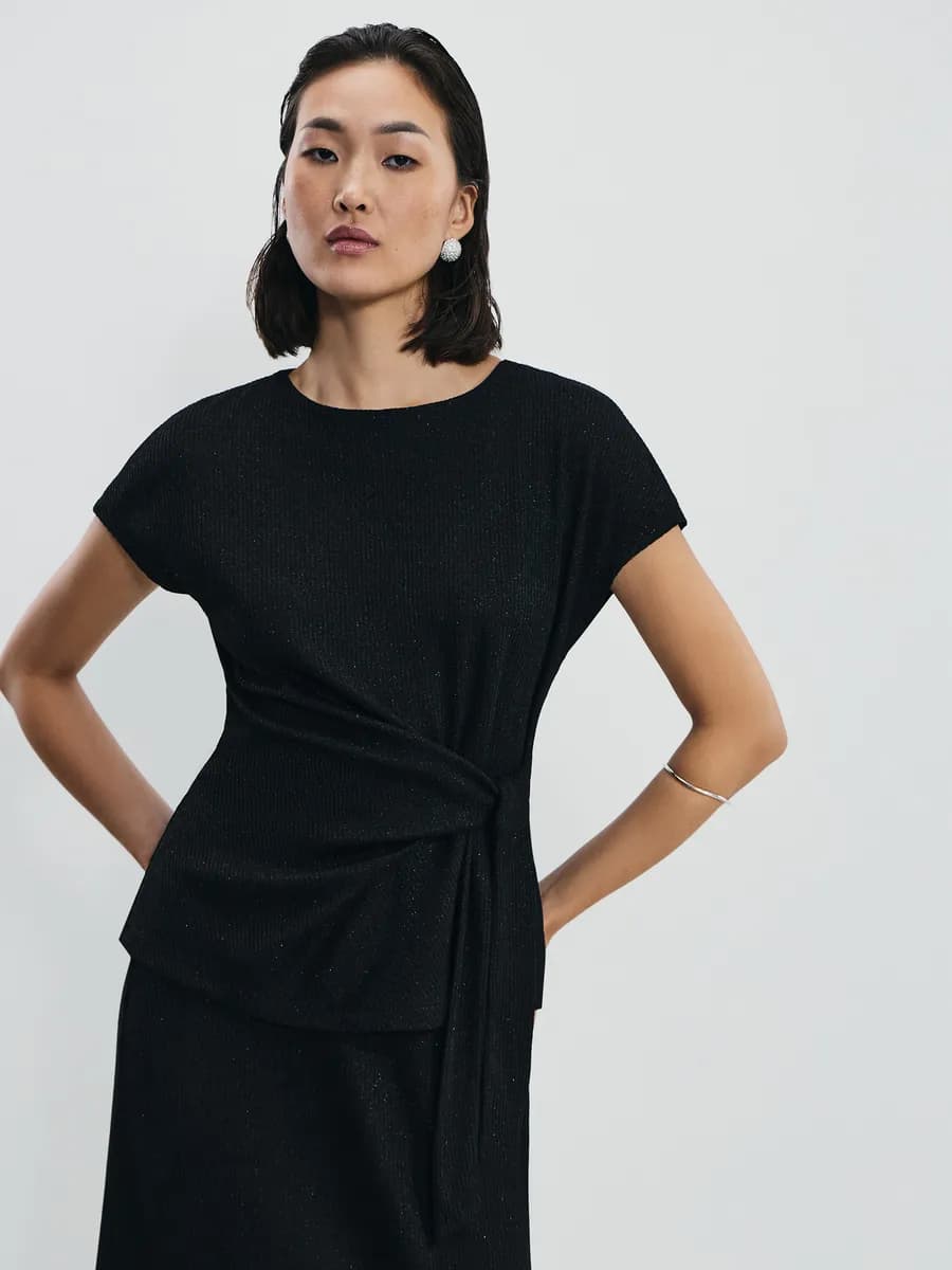 Топ с декоративным узлом и коротким рукавом приталенный