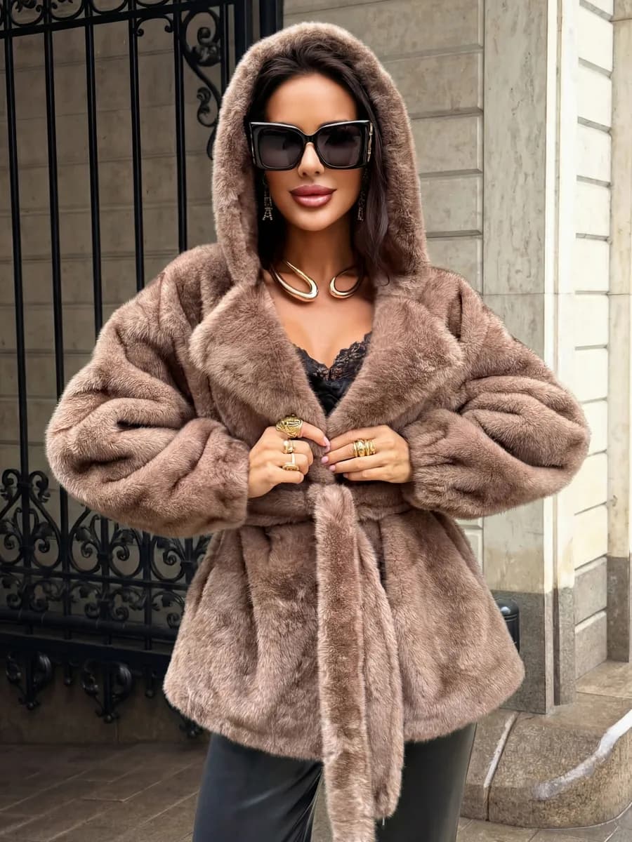 Шуба искусственная зимняя короткая с капюшоном