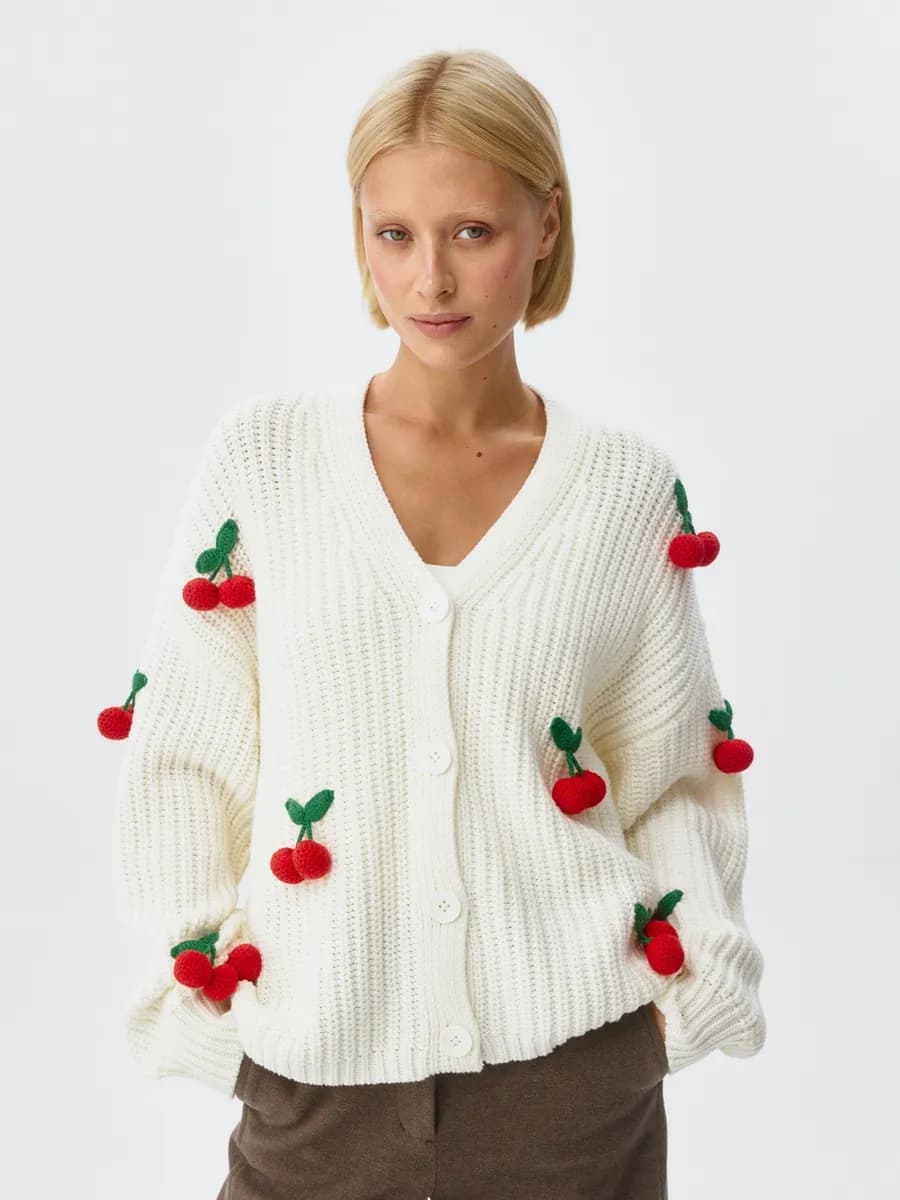 Вязаный женский кардиган с объемным декором