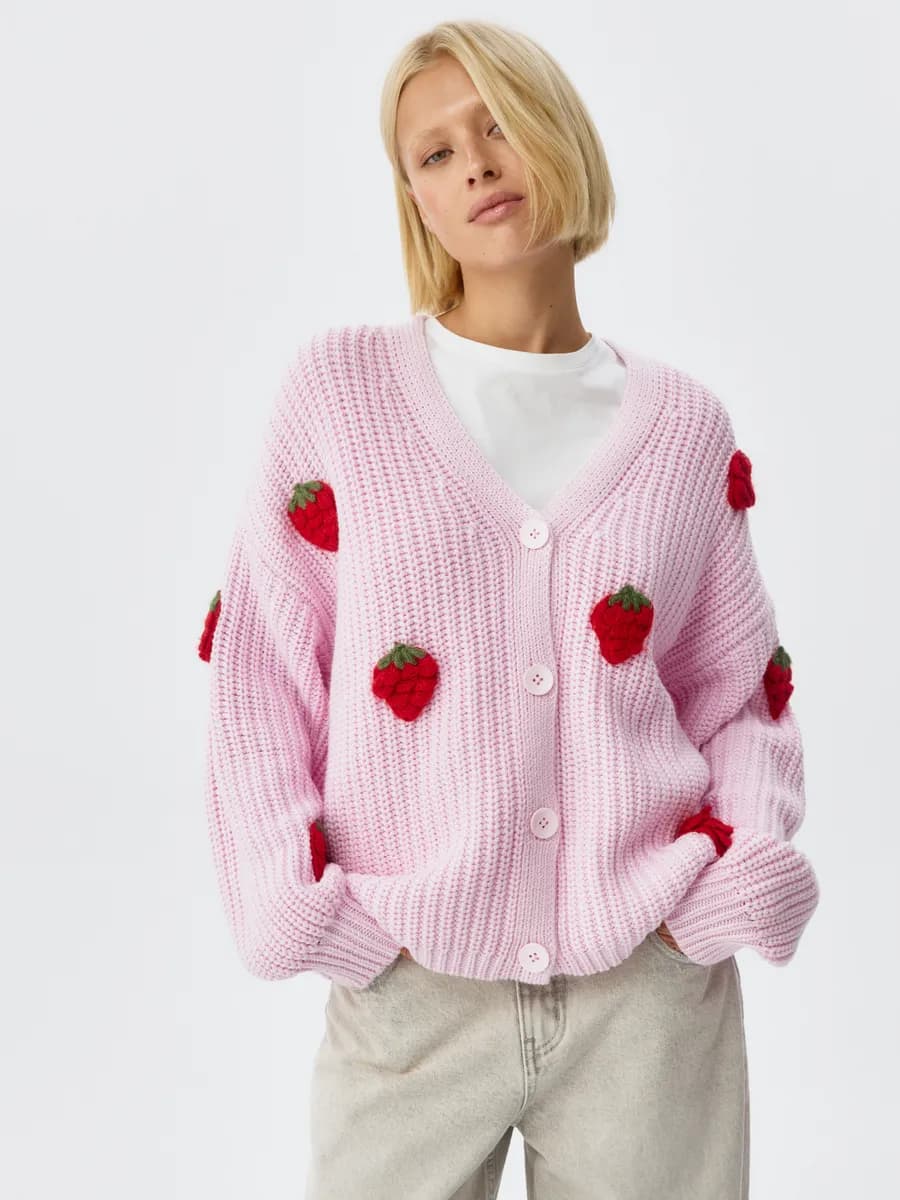 Вязаный женский кардиган с объемным декором