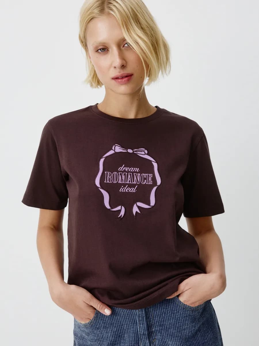 Женская футболка с вышивкой