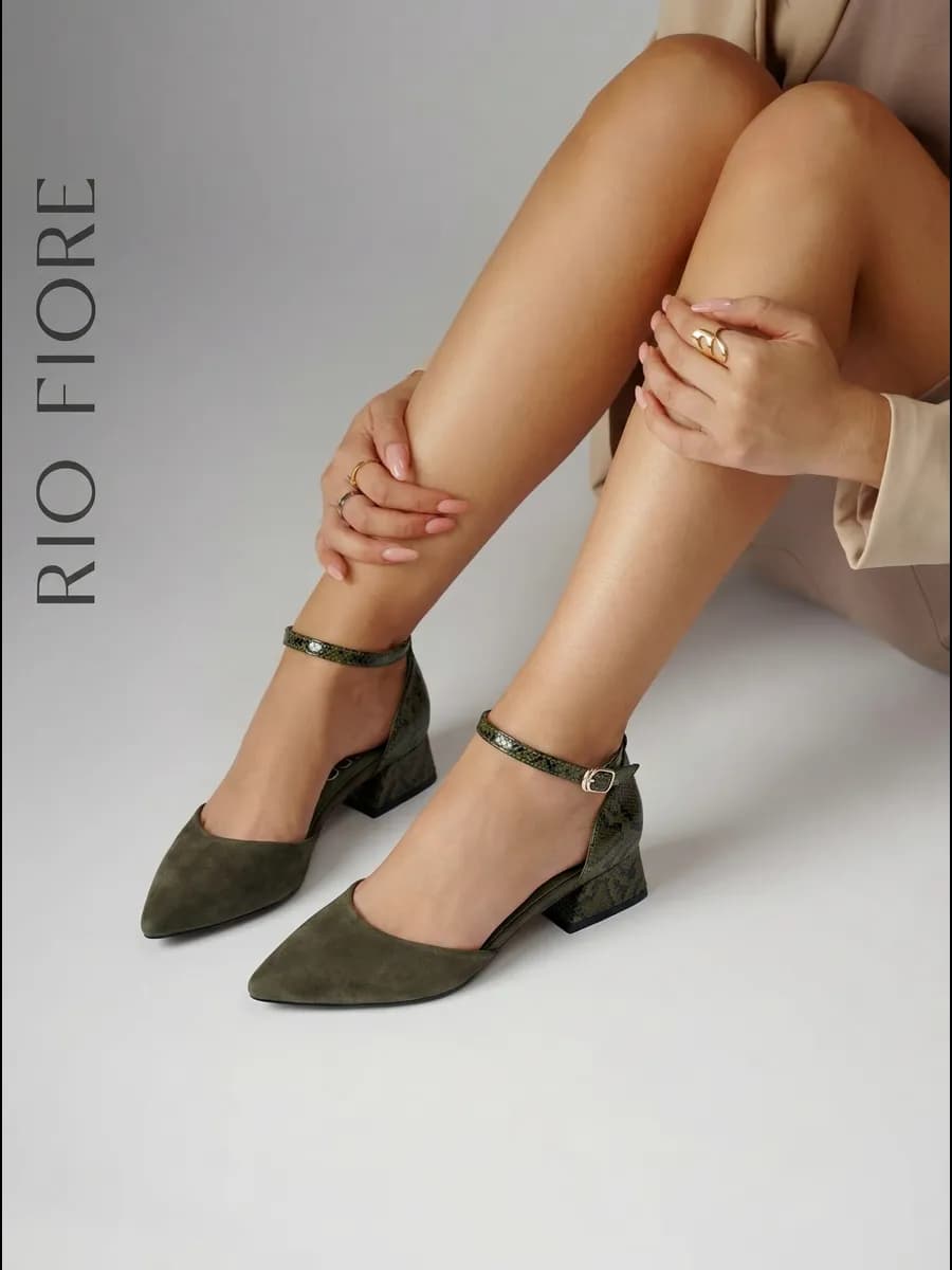 Туфли на низком каблуке вечерние с ремешком