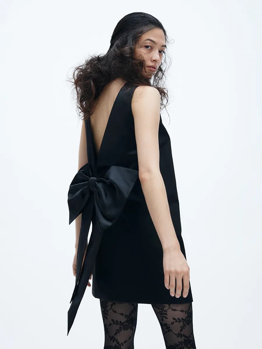 Платье мини атласное с бантом новогоднее