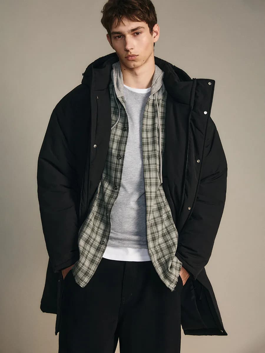 Пальто на утеплителе с капюшоном