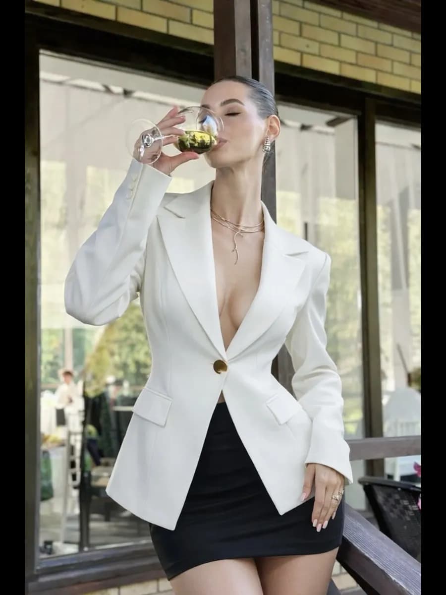 Пиджак приталенный на резинке с золотой пуговицей