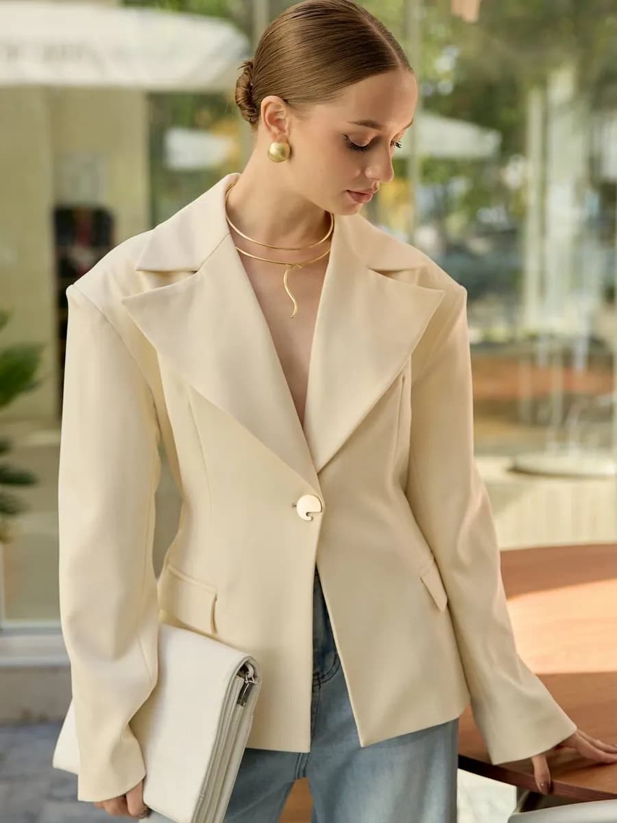 Пиджак приталенный на резинке с золотой пуговицей