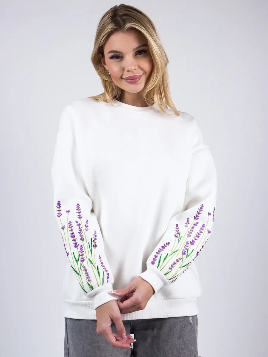 Свитшот женский теплый оверсайз с вышивкой на рукавах