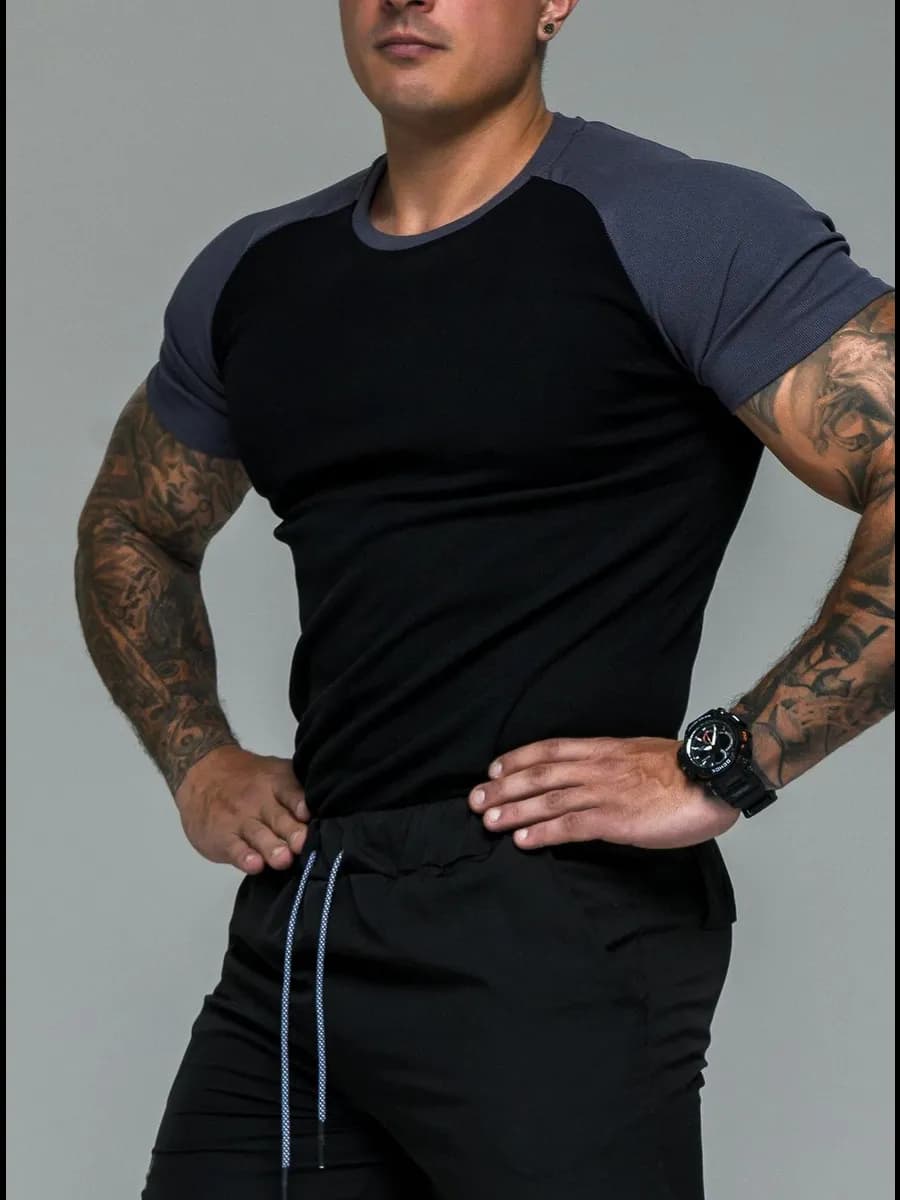 Спортивная футболка обтягивающая