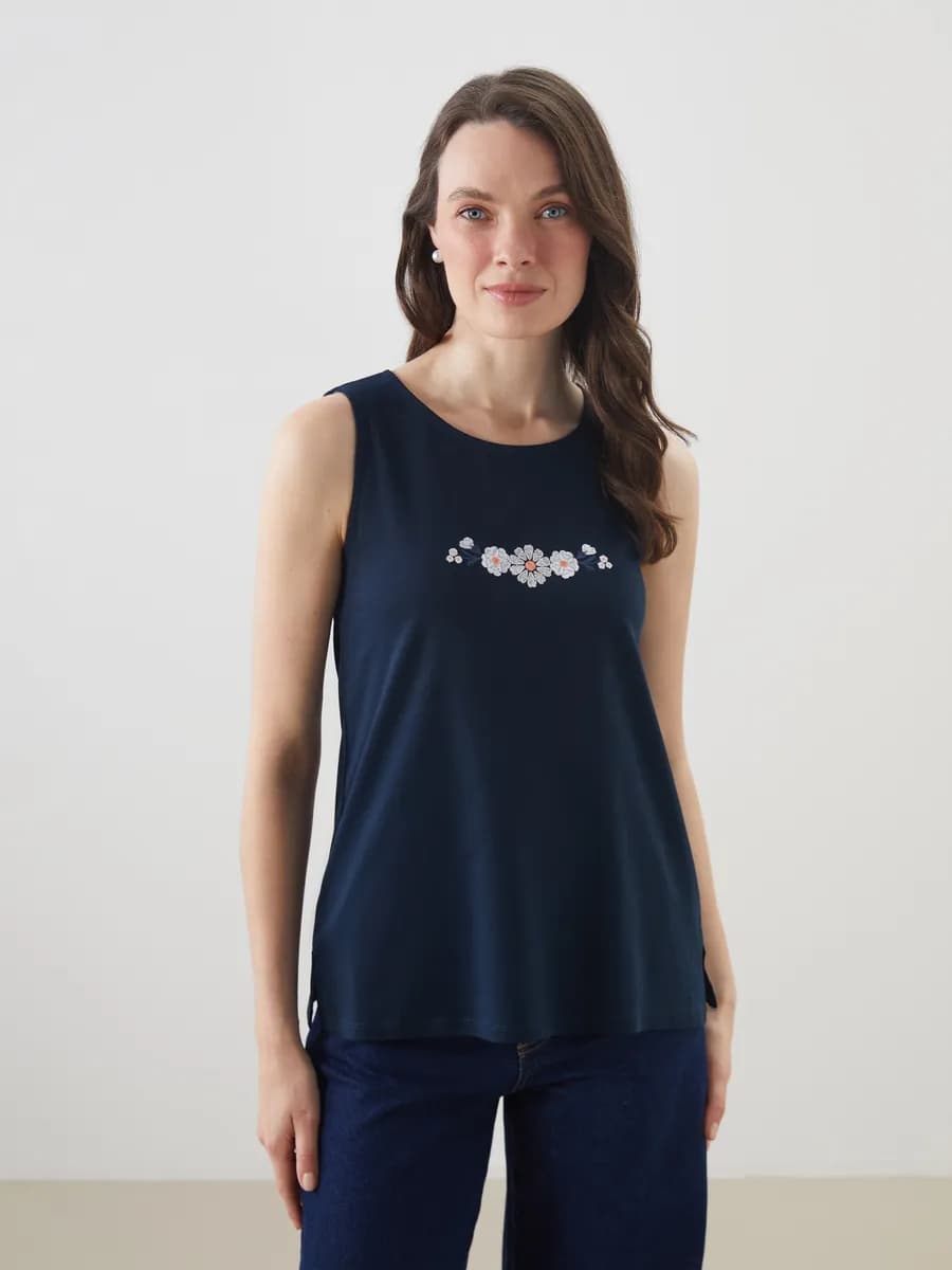 майка с цветочной вышивкой и круглым вырезом