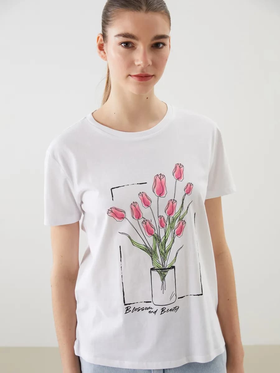 женская футболка с круглым вырезом и принтом - фото 1