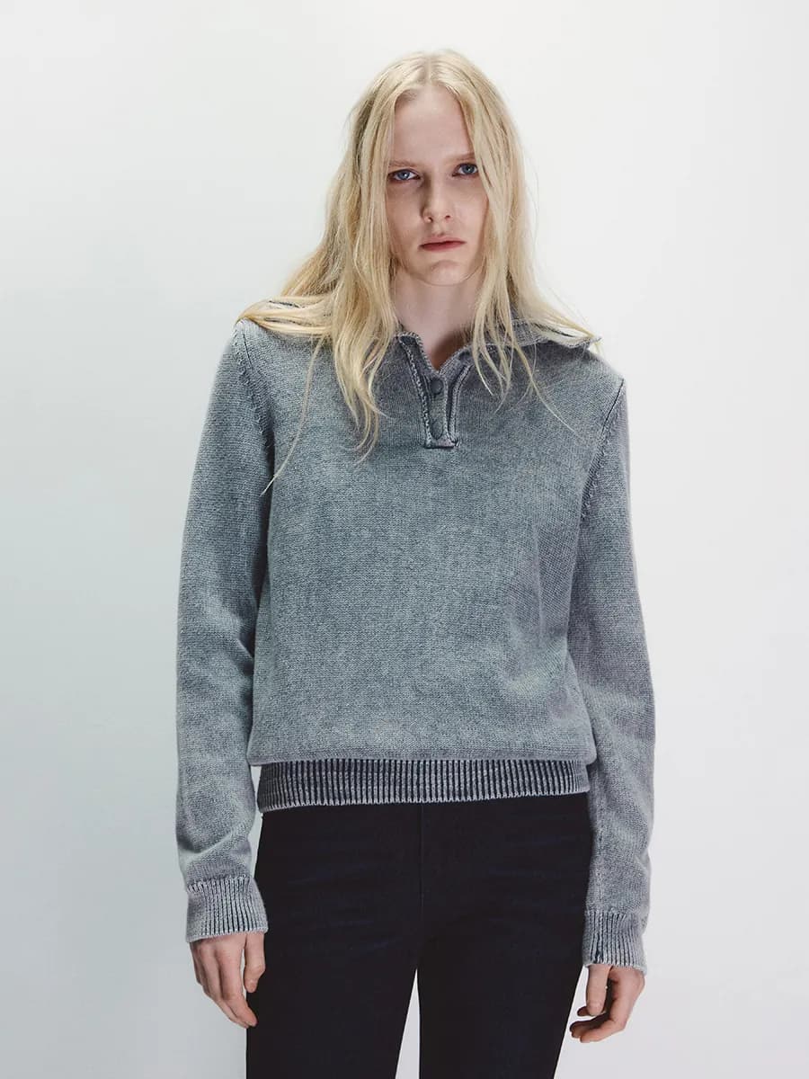 Свитер укороченный с воротником-стойкой