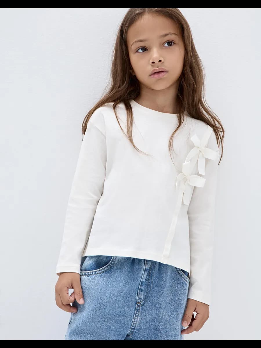 Молочный лонгслив oversize с бантиками - фото 1