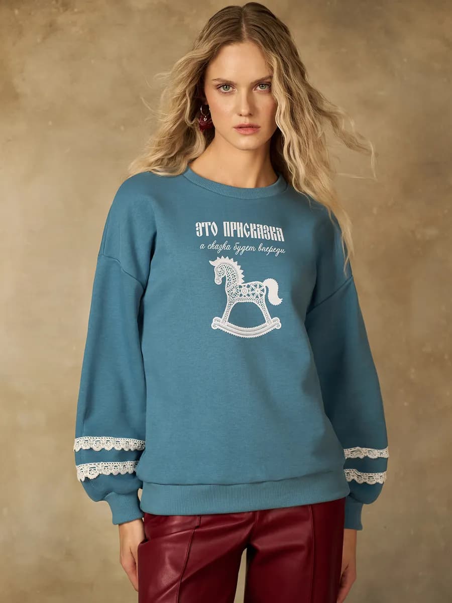 Свитшот с объемными рукавами и кружевным принтом «Присказка»