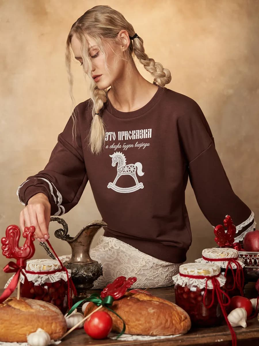 Свитшот с объемными рукавами и кружевным принтом "Присказка"