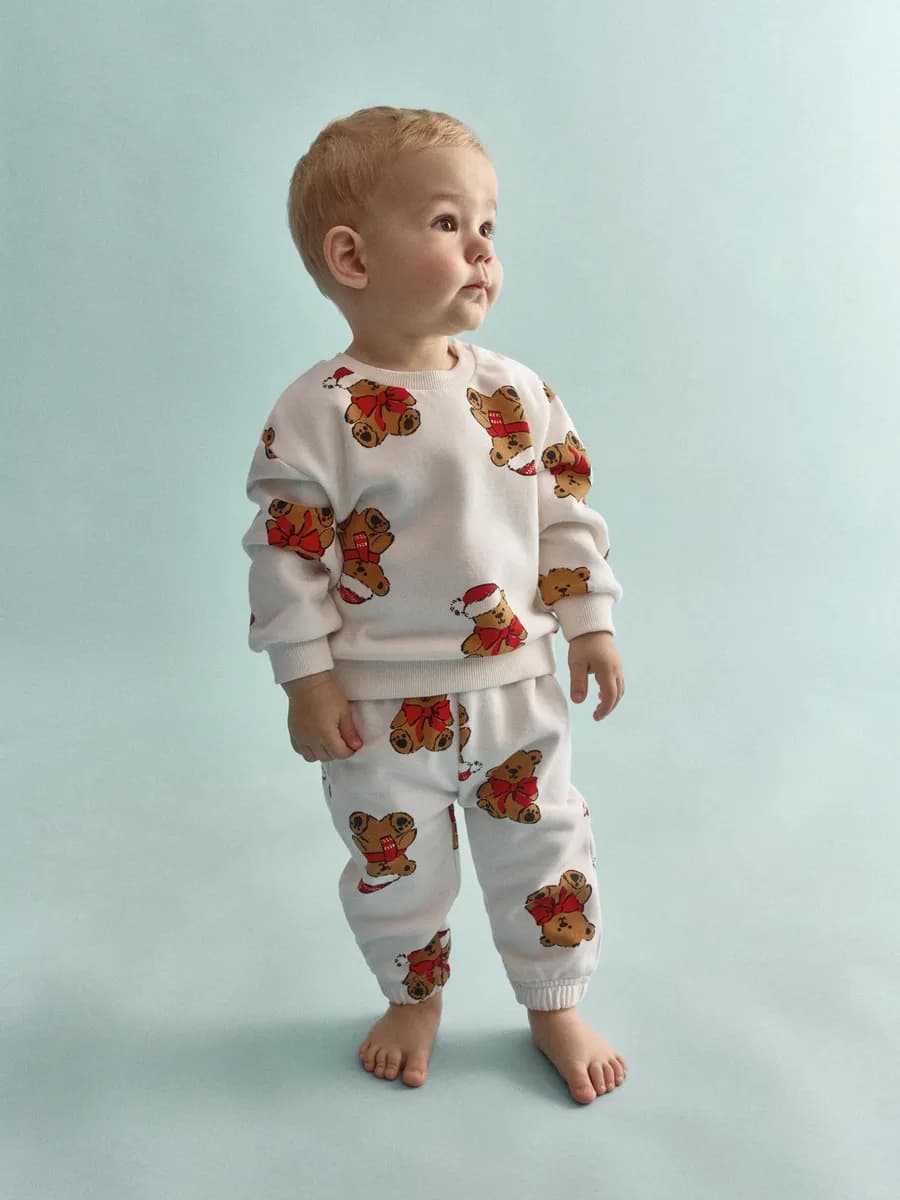 Трикотажные брюки джоггеры утепленные новогодние с принтом