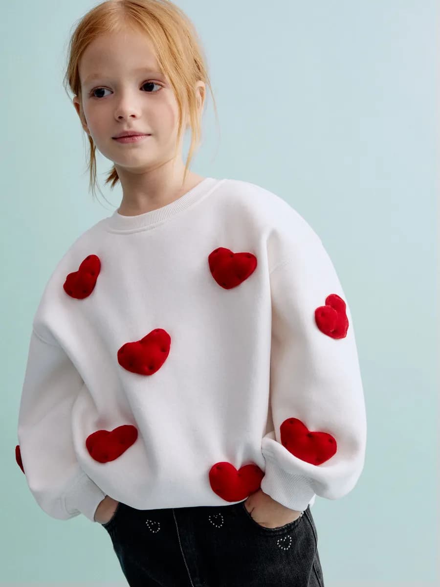 Свитшот оверсайз белый с объемной аппликацией сердечками