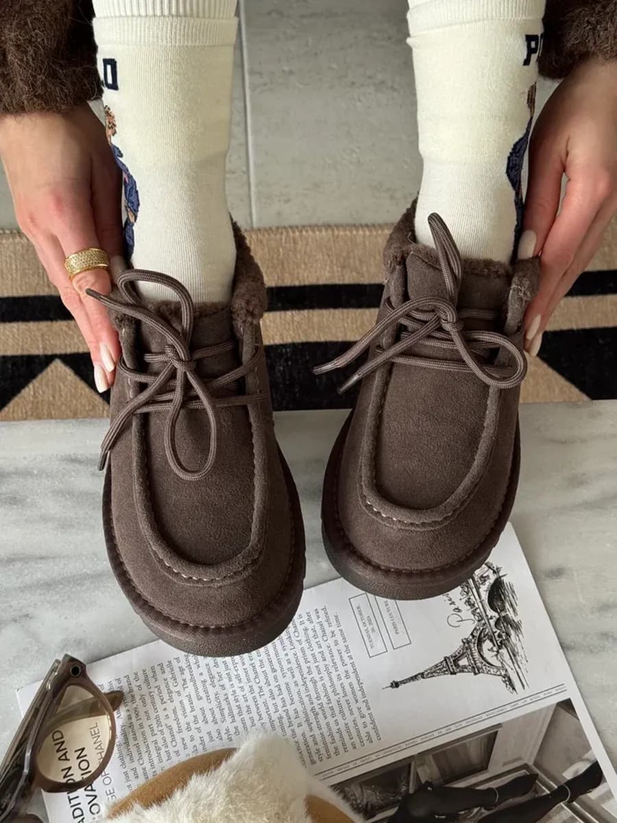 Полуботинки короткие из натуральной замши на шнуровке