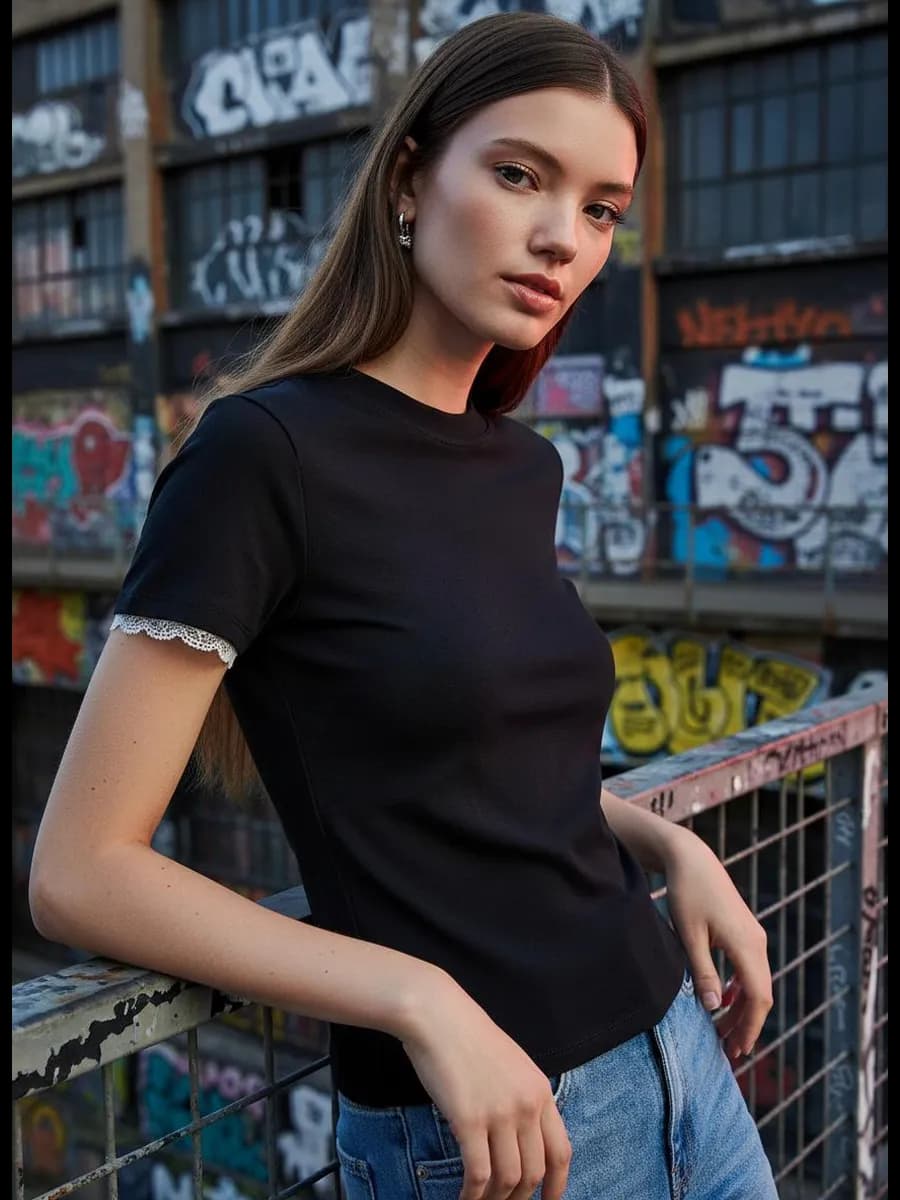 Короткая футболка с кружевом