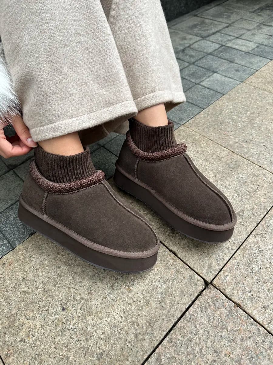 Угги натуральные короткие на платформе с носком зимние