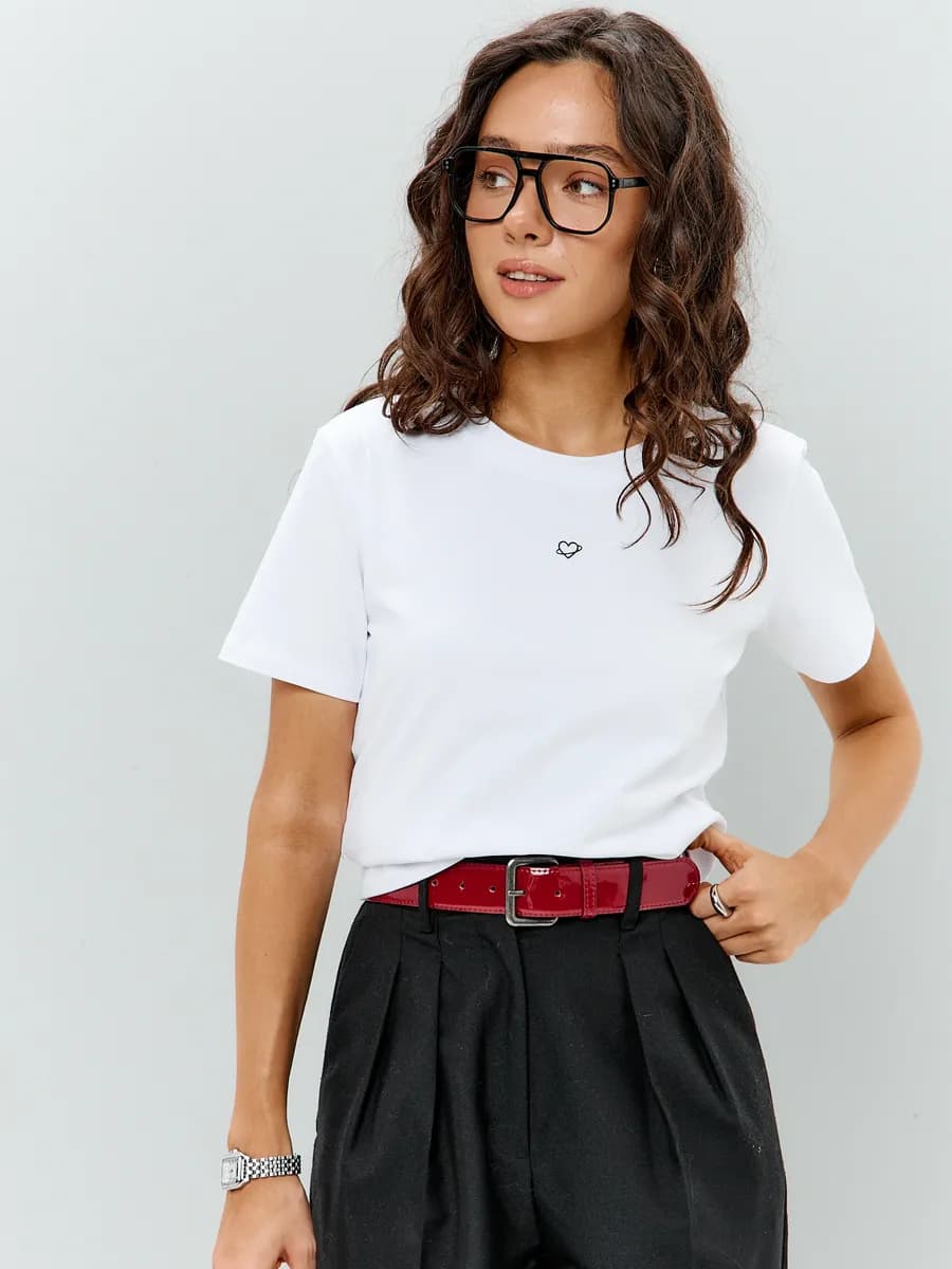 Футболка базовая белая с принтом сердечко