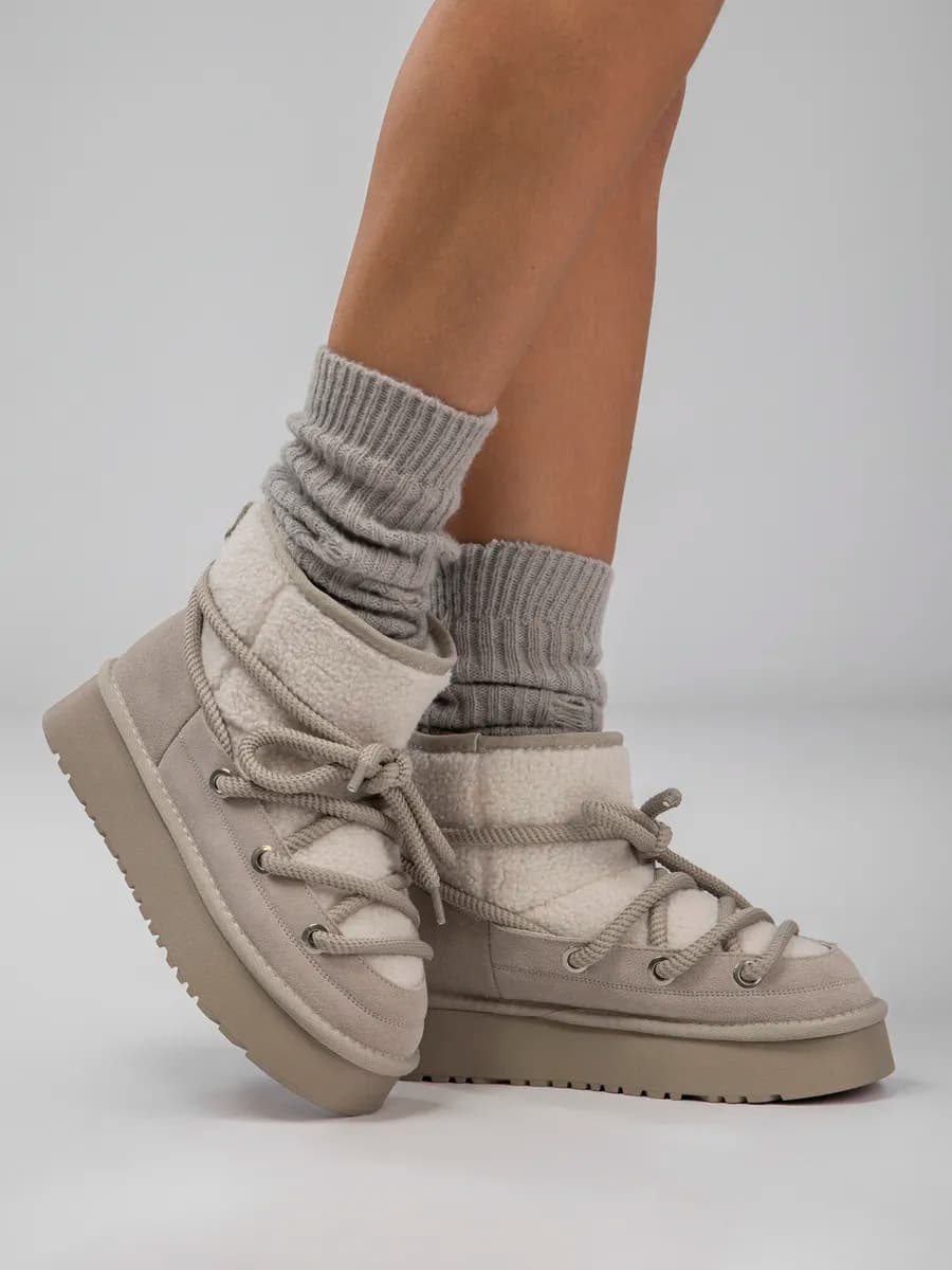 Зимние угги на платформе со шнуровкой