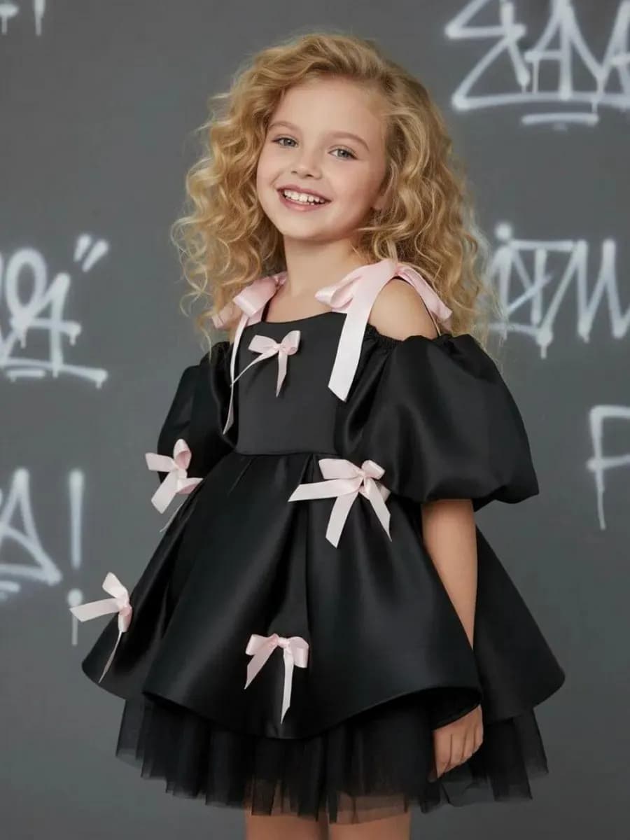 Нарядное платье с бантиками и открытыми плечами пышное