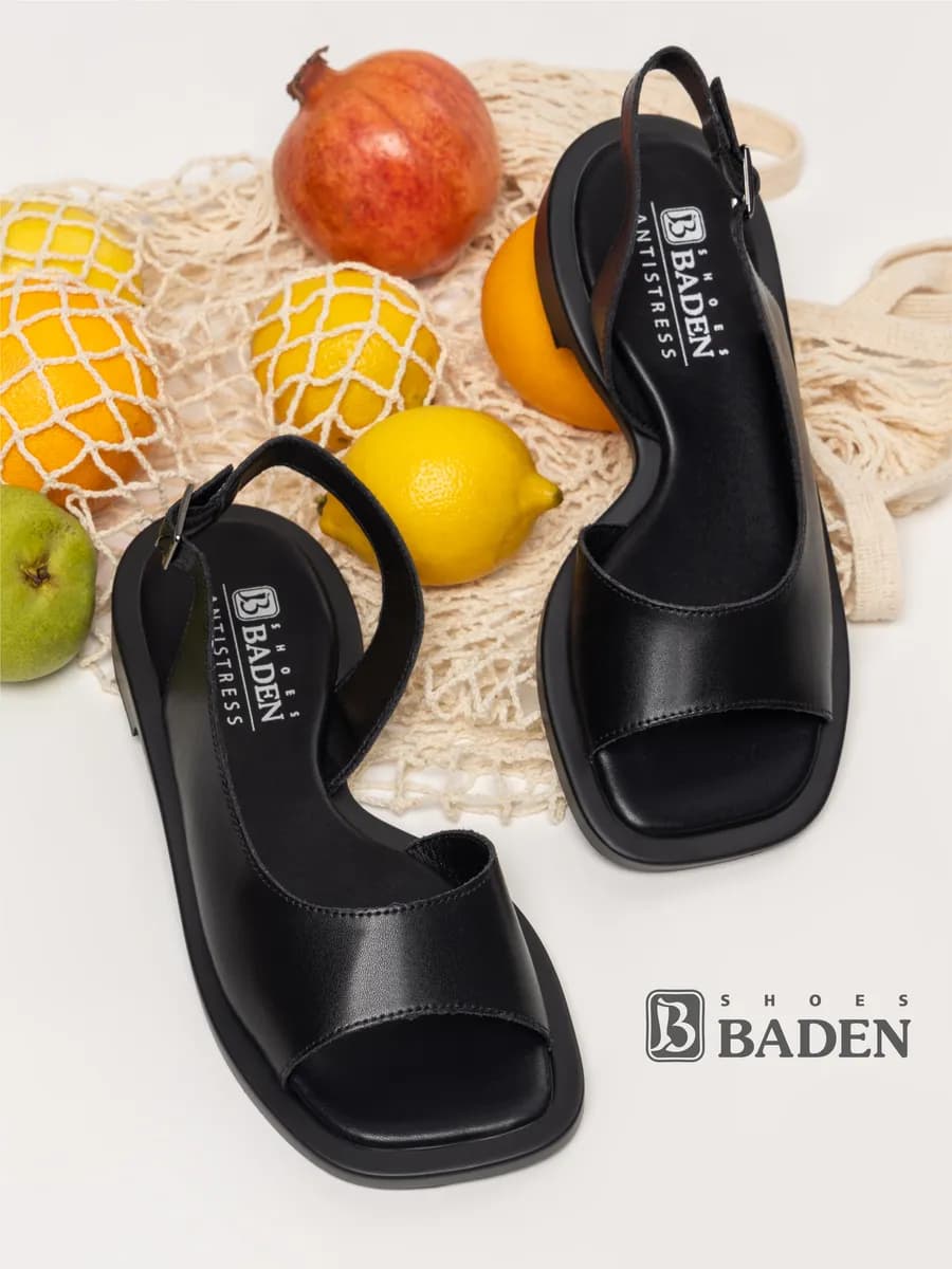 Босоножки на плоской подошве черные кожаные