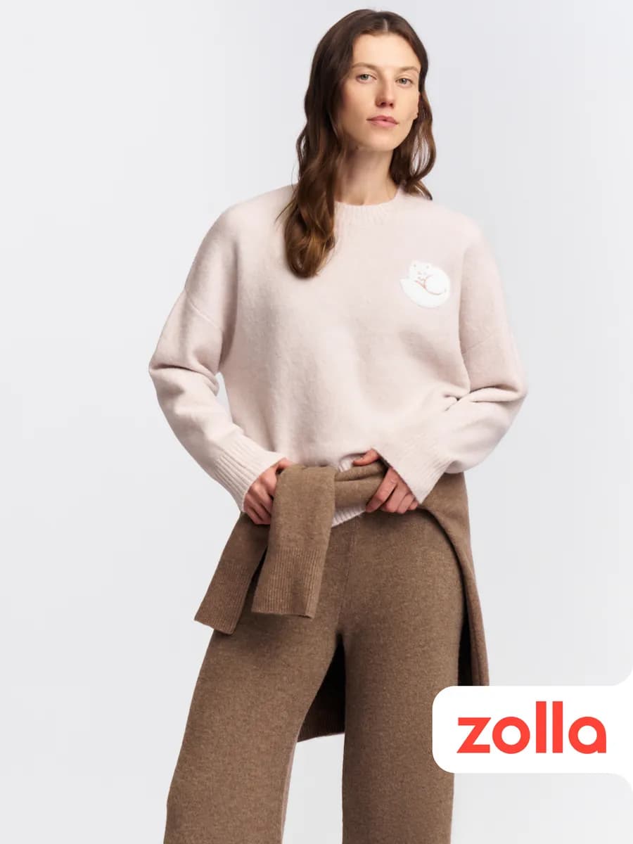 Вязаный женский джемпер с вышивкой