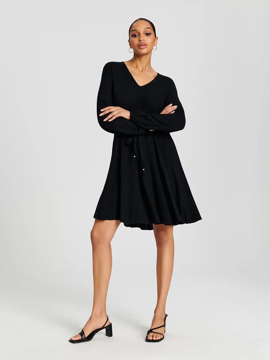 Платье до колена с поясом и V-образным вырезом